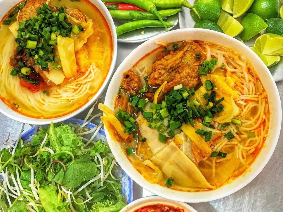 Bún chả cá Đà Nẵng trình bày bắt mắt