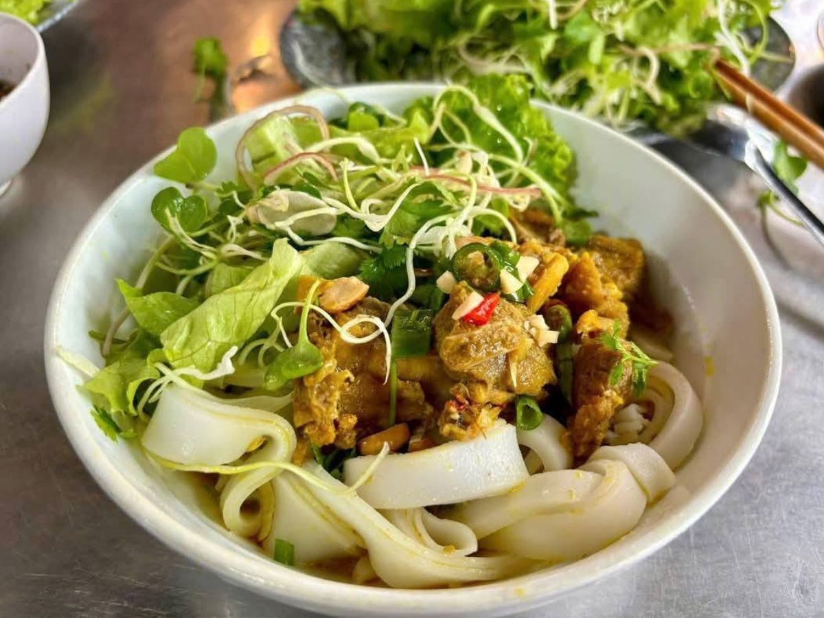 Mì Quảng gà là món ăn rất được nhiều du khách ưa thích Mì Quảng gà là món ăn rất được nhiều du khách ưa thích