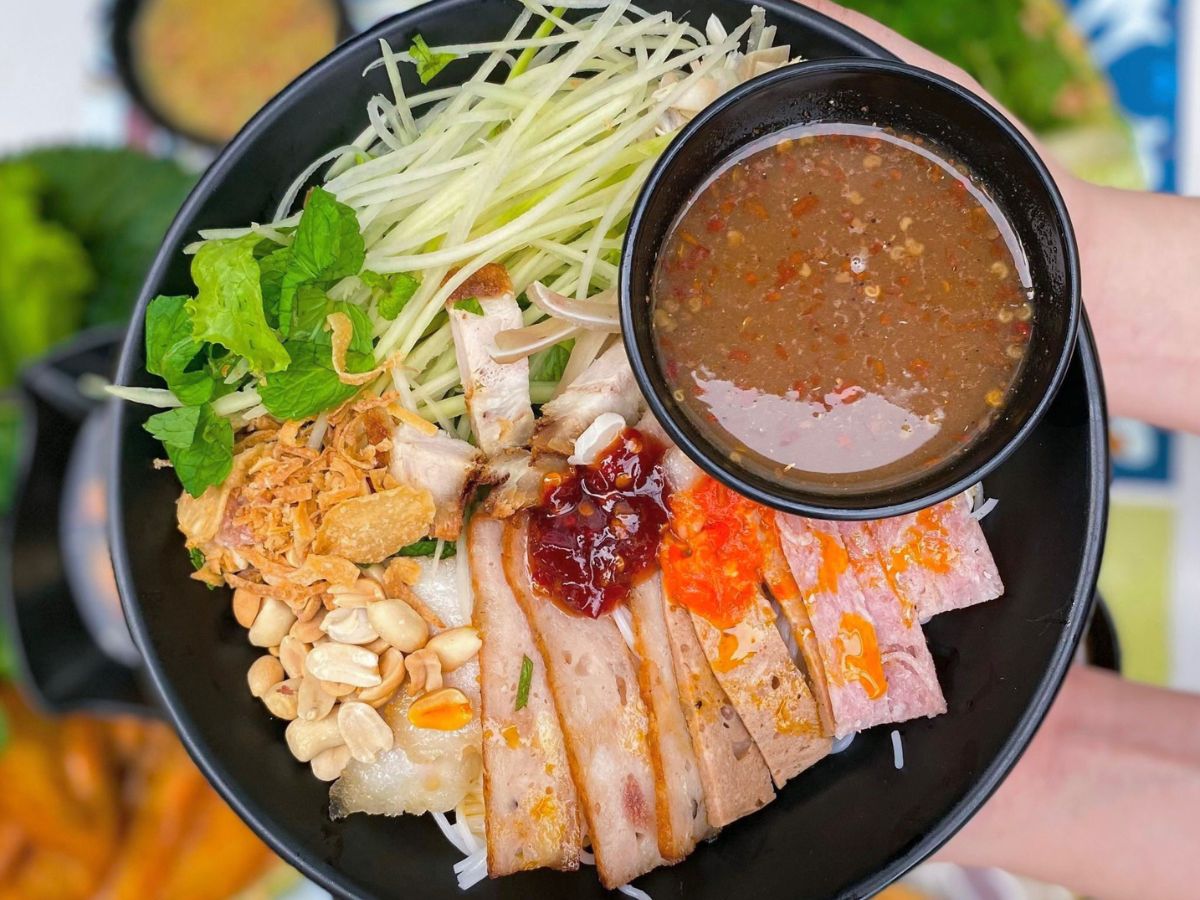 Người mới ăn bún mắm nêm Đà Nẵng lần đầu nên thử với một lượng ít mắm Người mới ăn bún mắm nêm Đà Nẵng lần đầu nên thử với một lượng ít mắm