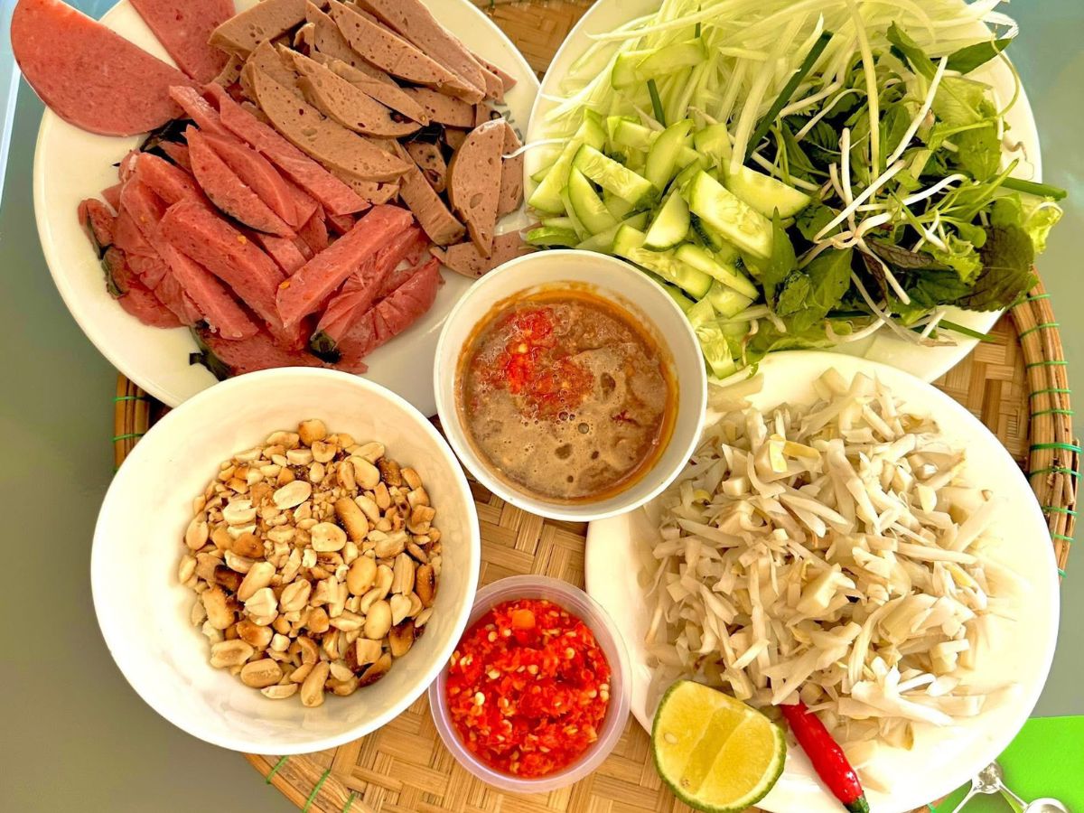 Bún mắm nêm Đà Nẵng có sự kết hợp của đa dạng nguyên liệu ăn kèm Bún mắm nêm Đà Nẵng có sự kết hợp của đa dạng nguyên liệu ăn kèm
