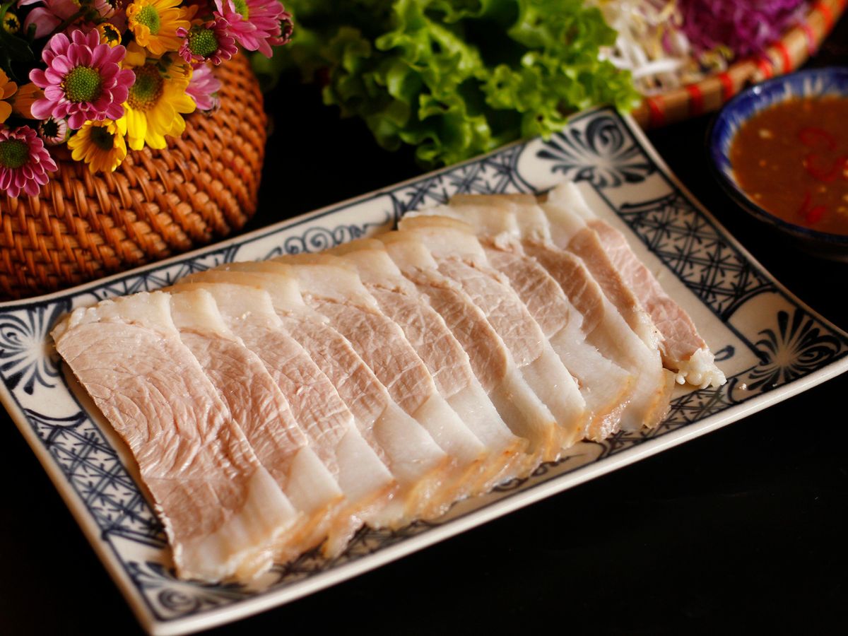 Thịt heo luộc 2 đầu da là điều khiến bánh tráng cuốn thịt heo ở Đà Nẵng trở nên đặc biệt Thịt heo luộc 2 đầu da là điều khiến bánh tráng cuốn thịt heo ở Đà Nẵng trở nên đặc biệt