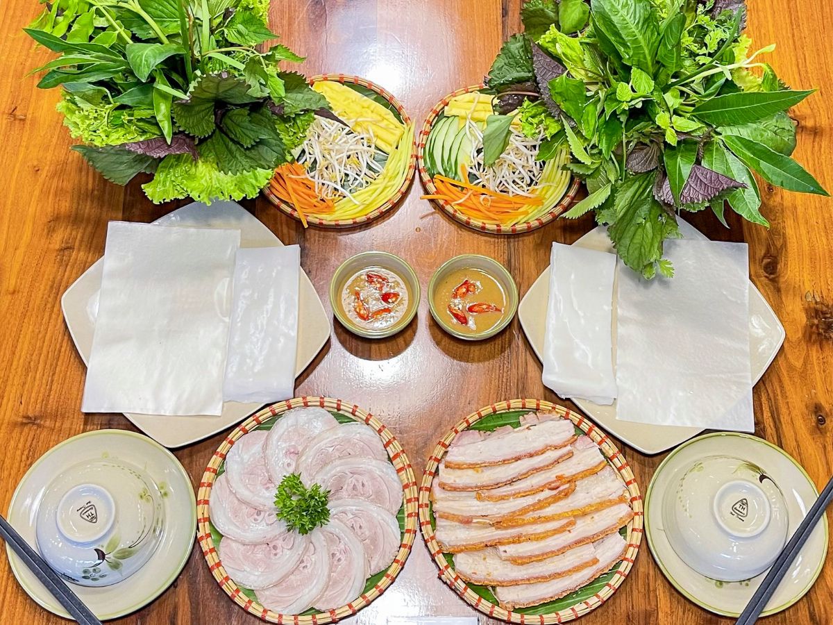 Một phần bánh tráng cuốn thịt heo bày biện ngon mắt, ngon miệng khiến ai cũng mê Một phần bánh tráng cuốn thịt heo bày biện ngon mắt, ngon miệng khiến ai cũng mê