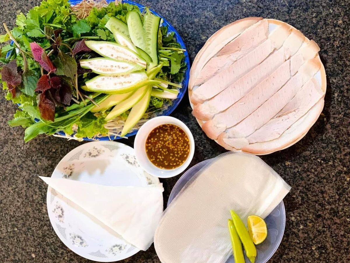 Bánh tráng cuốn thịt heo là món ăn đặc sản của ẩm thực miền Trung Bánh tráng cuốn thịt heo là món ăn đặc sản của ẩm thực miền Trung