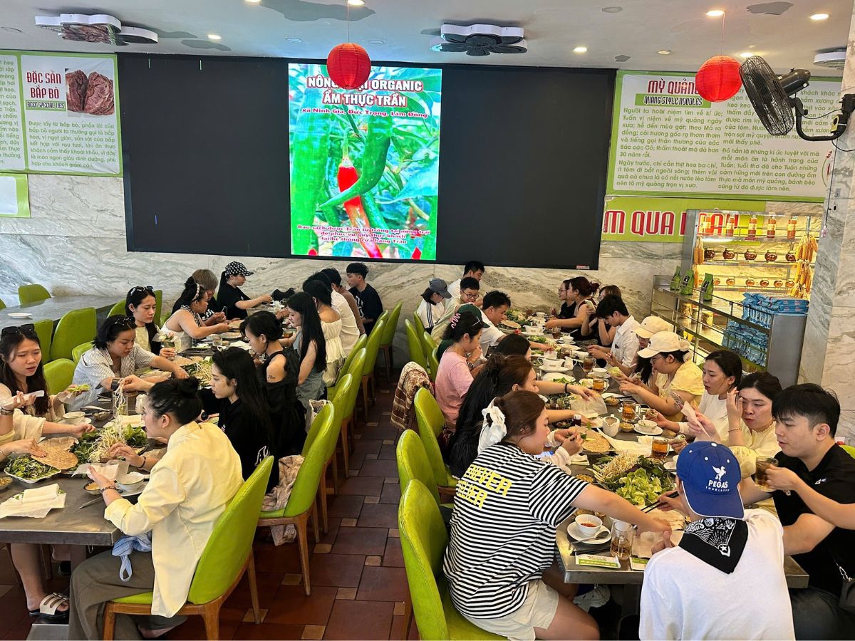 Quán bánh tráng cuốn thịt heo Trần Đà Nẵng luôn được nhiều du khách ghé tới thưởng thức Quán bánh tráng cuốn thịt heo Trần Đà Nẵng luôn được nhiều du khách ghé tới thưởng thức