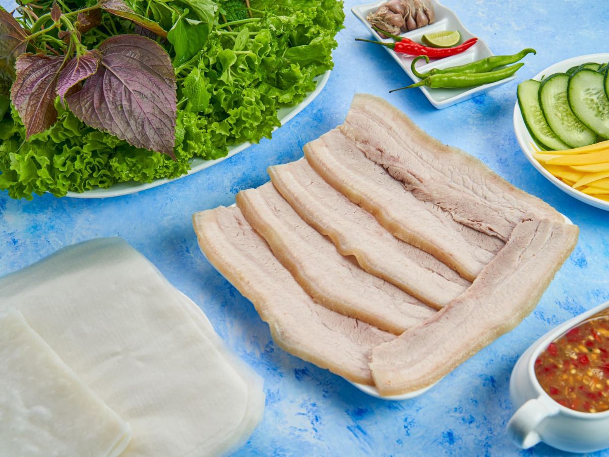 Món bánh tráng cuốn thịt heo rất đơn giản để tự làm tại nhà Món bánh tráng cuốn thịt heo rất đơn giản để tự làm tại nhà