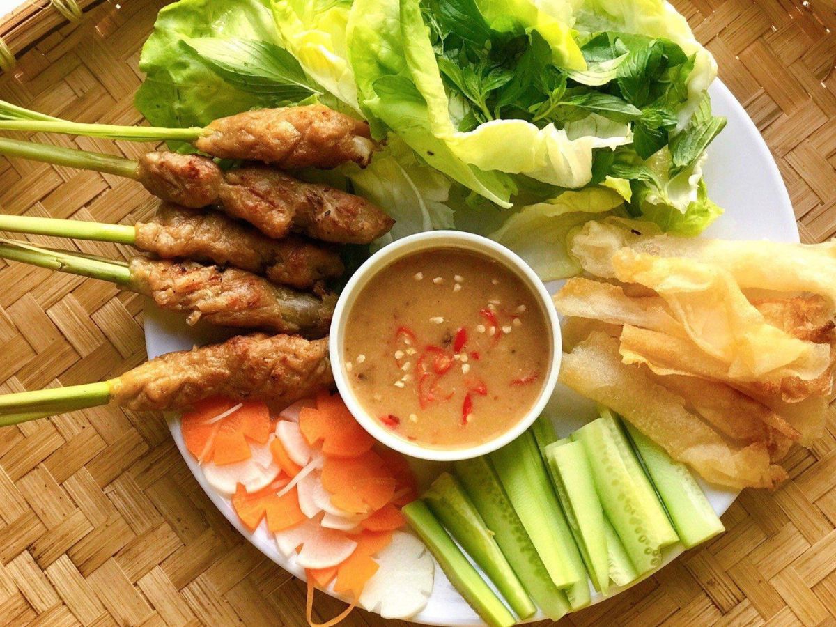 Nem lụi ở Đà Nẵng được bán với mức giá bình dân, hợp lý túi tiền học sinh, sinh viên Nem lụi ở Đà Nẵng được bán với mức giá bình dân, hợp lý túi tiền học sinh, sinh viên