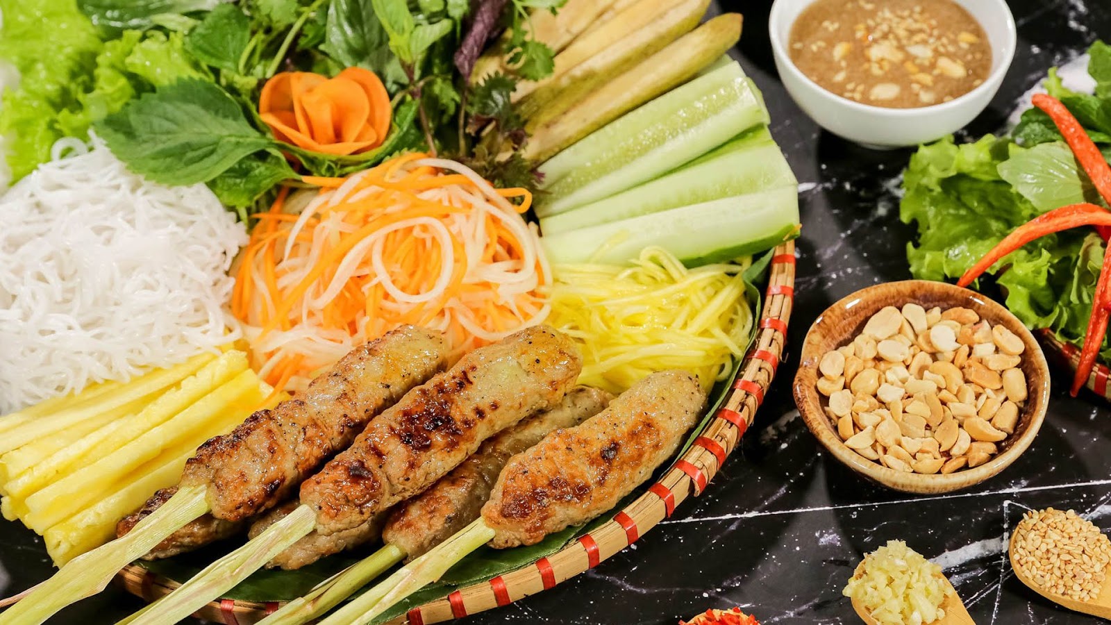 Nem lụi Đà Nẵng là món ăn bình dân nhưng được nhiều người mê mẩn Nem lụi Đà Nẵng là món ăn bình dân nhưng được nhiều người mê mẩn