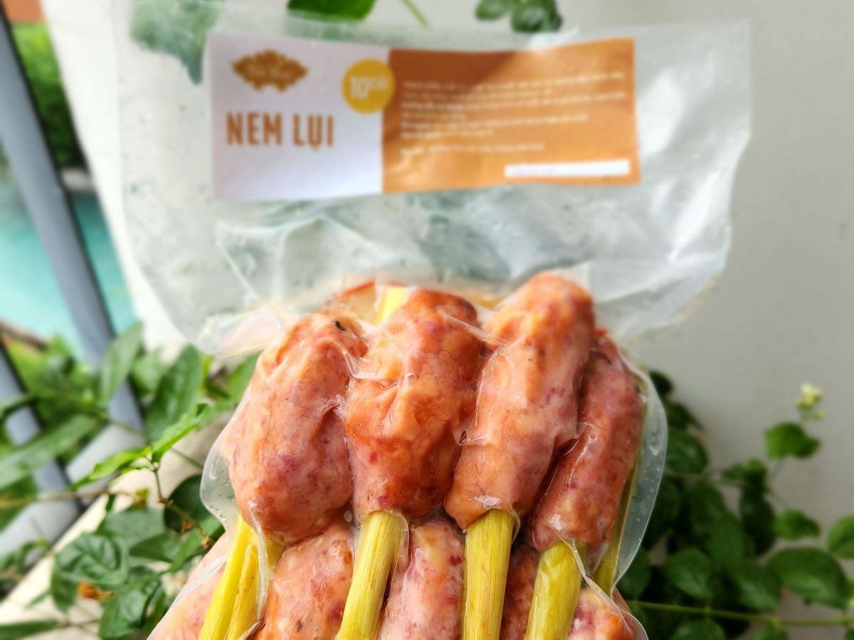 Du khách dễ dàng mua được nem lụi được đóng gói khi du lịch Đà Nẵng Du khách dễ dàng mua được nem lụi được đóng gói khi du lịch Đà Nẵng