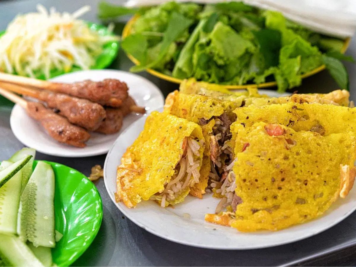 Bánh xèo và nem lụi là những món ăn được khách ưa chuộng ở quán Bà Dưỡng Bánh xèo và nem lụi là những món ăn được khách ưa chuộng ở quán Bà Dưỡng