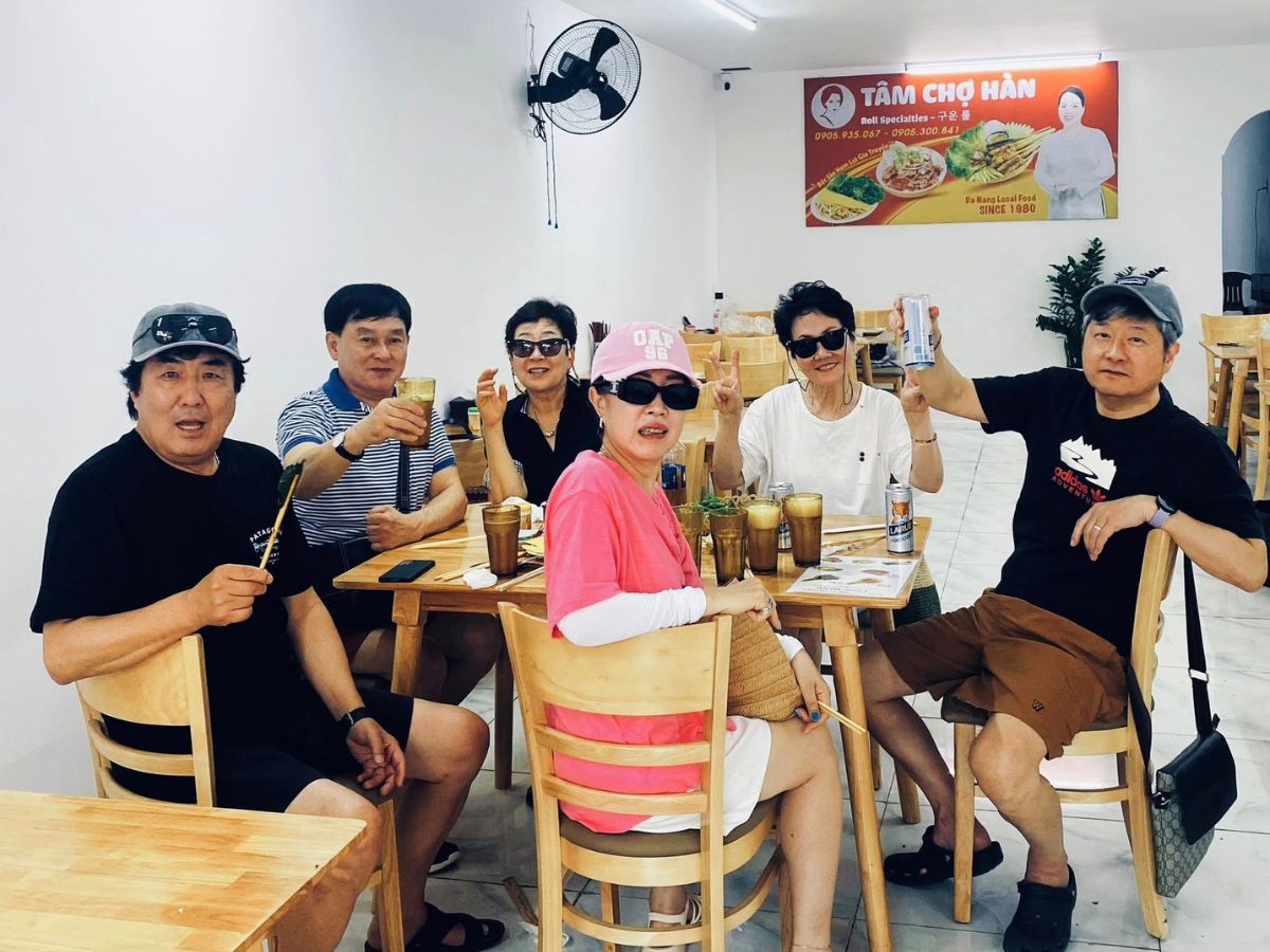 Quán Nem lụi Tâm Chợ Hàn được du khách ghé đến mỗi ngày Quán Nem lụi Tâm Chợ Hàn được du khách ghé đến mỗi ngày