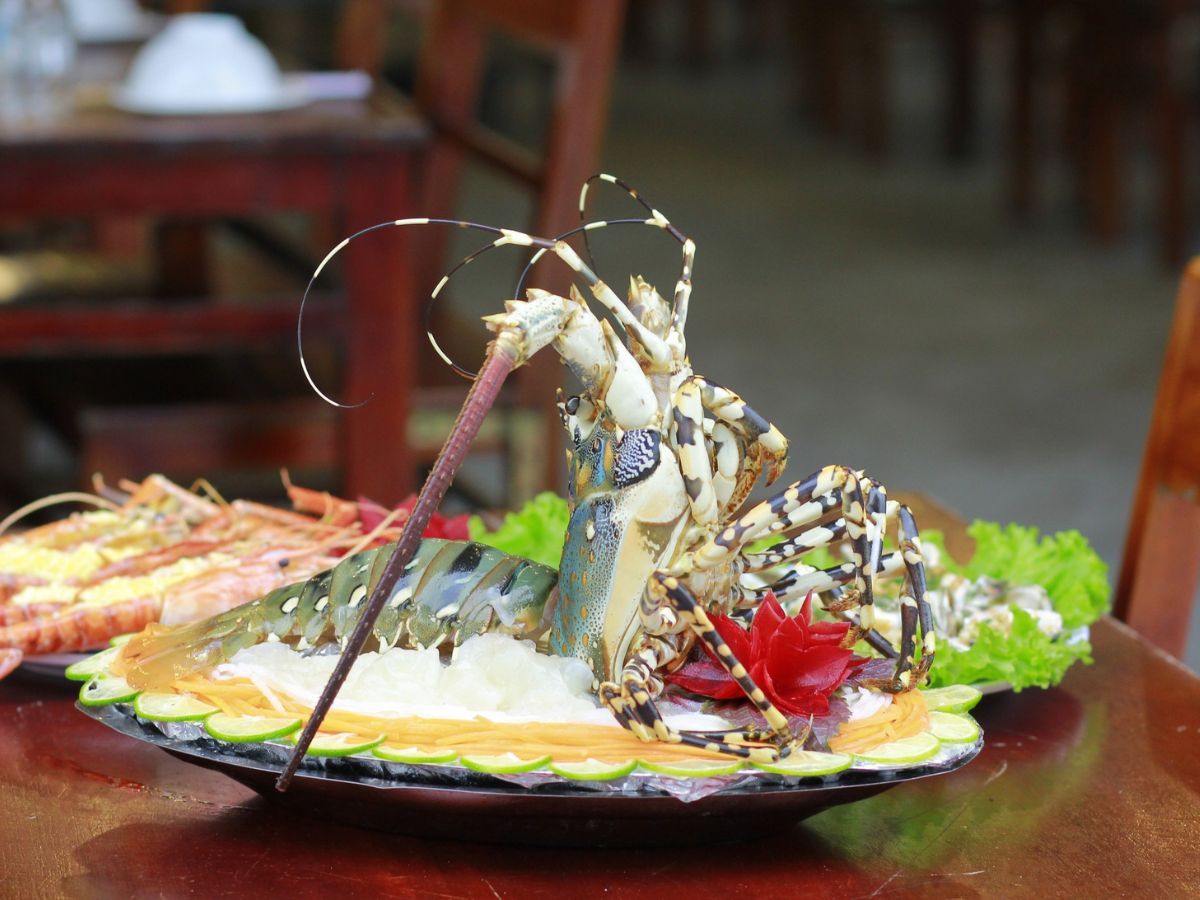 Hải sản ở Lão Đại Seafood vừa tươi ngon vừa được trang trí bắt mắt Hải sản ở Lão Đại Seafood vừa tươi ngon vừa được trang trí bắt mắt