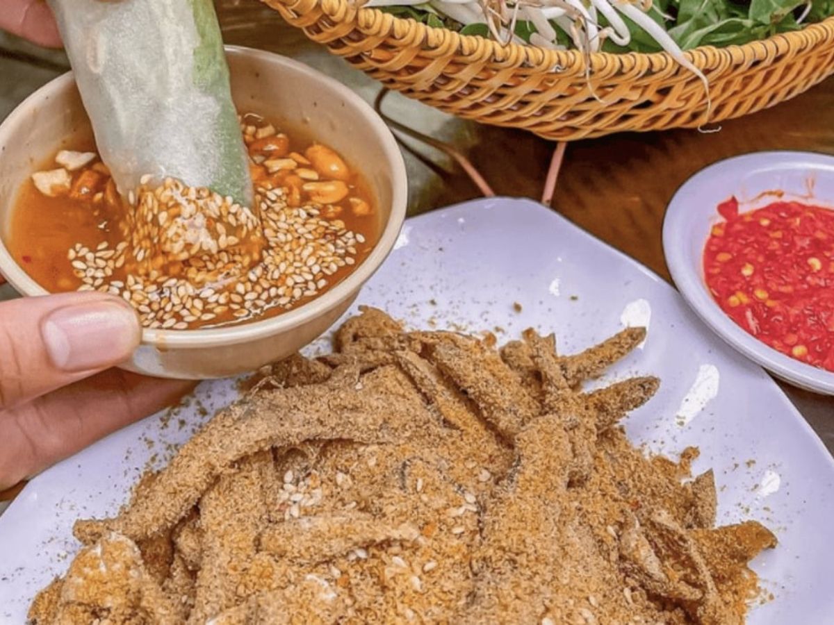 Gỏi cá khô thường dùng kèm với bánh tráng cuốn và chấm nước sốt đặc trưng Gỏi cá khô thường dùng kèm với bánh tráng cuốn và chấm nước sốt đặc trưng