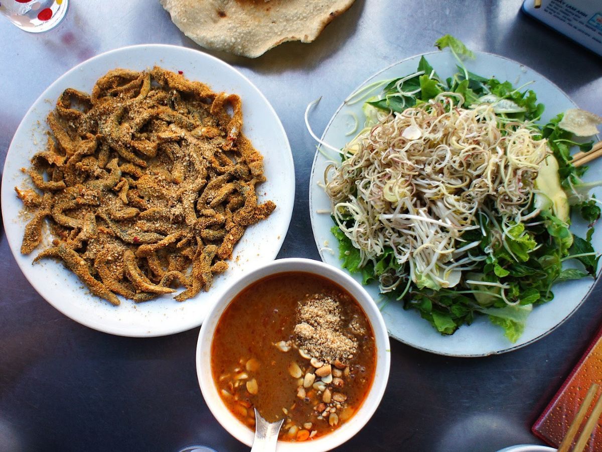 Món gỏi cá Nam Ô được gọi tên theo nơi khởi nguồn của món ăn là làng chài Nam Ô Món gỏi cá Nam Ô được gọi tên theo nơi khởi nguồn của món ăn là làng chài Nam Ô