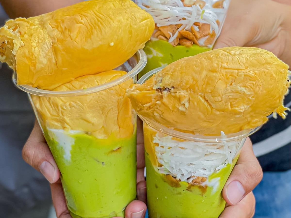 Những ly kem bơ tràn ngập topping Những ly kem bơ tràn ngập topping