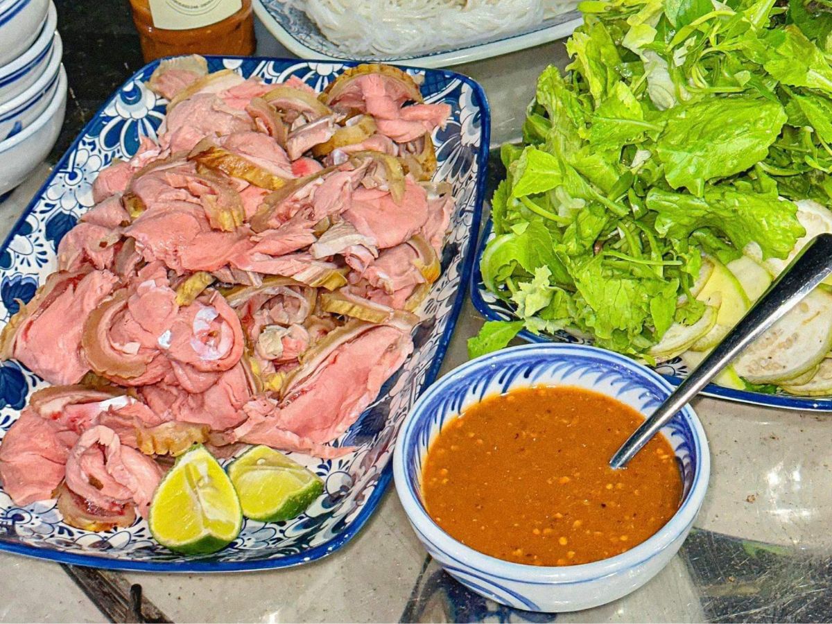 Sự kết hợp của đa dạng nguyên liệu khi thưởng thức món bê thui Cầu Mống Đà Nẵng Sự kết hợp của đa dạng nguyên liệu khi thưởng thức món bê thui Cầu Mống Đà Nẵng