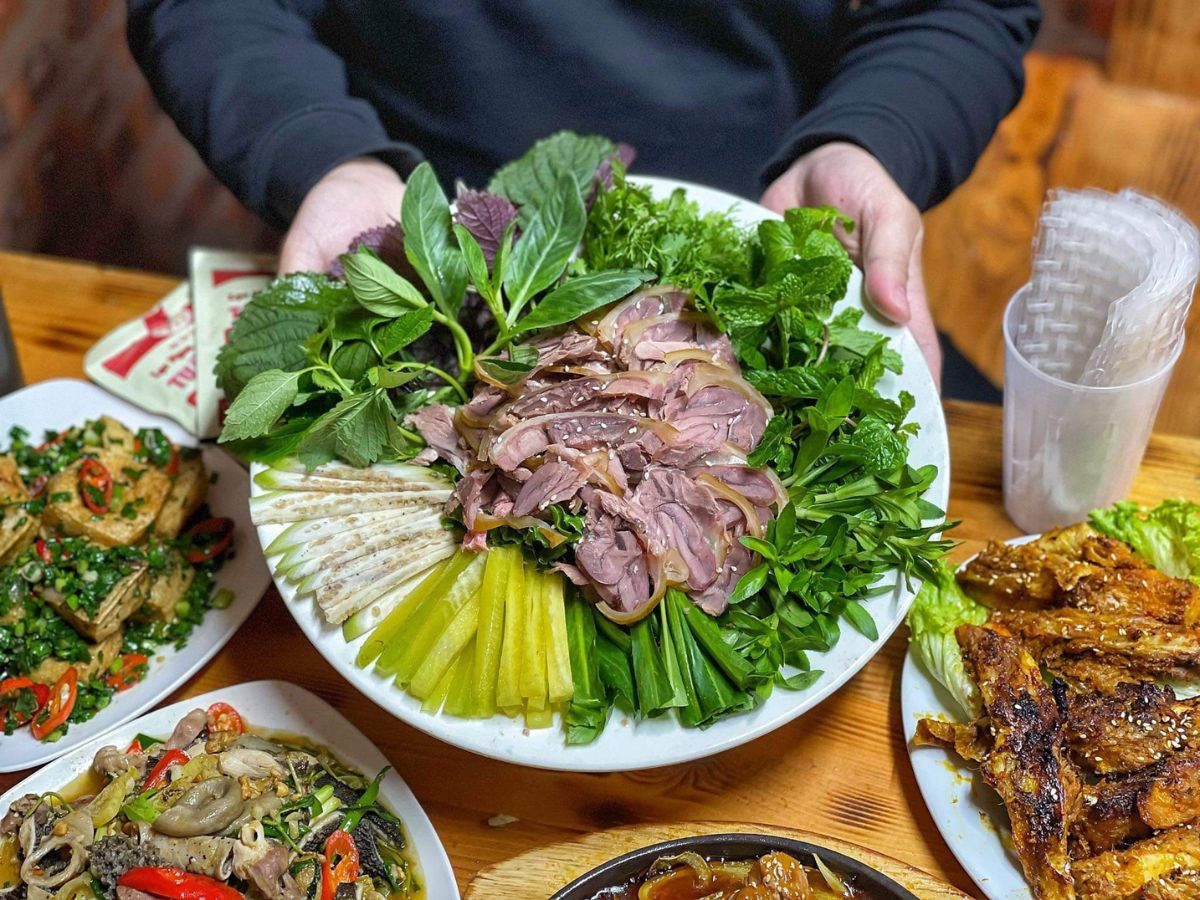 Bê thui Cầu Mống xuất hiện phổ biến trong các dịp đám cỗ, tiệc tùng ở Đà Nẵng Bê thui Cầu Mống xuất hiện phổ biến trong các dịp đám cỗ, tiệc tùng ở Đà Nẵng