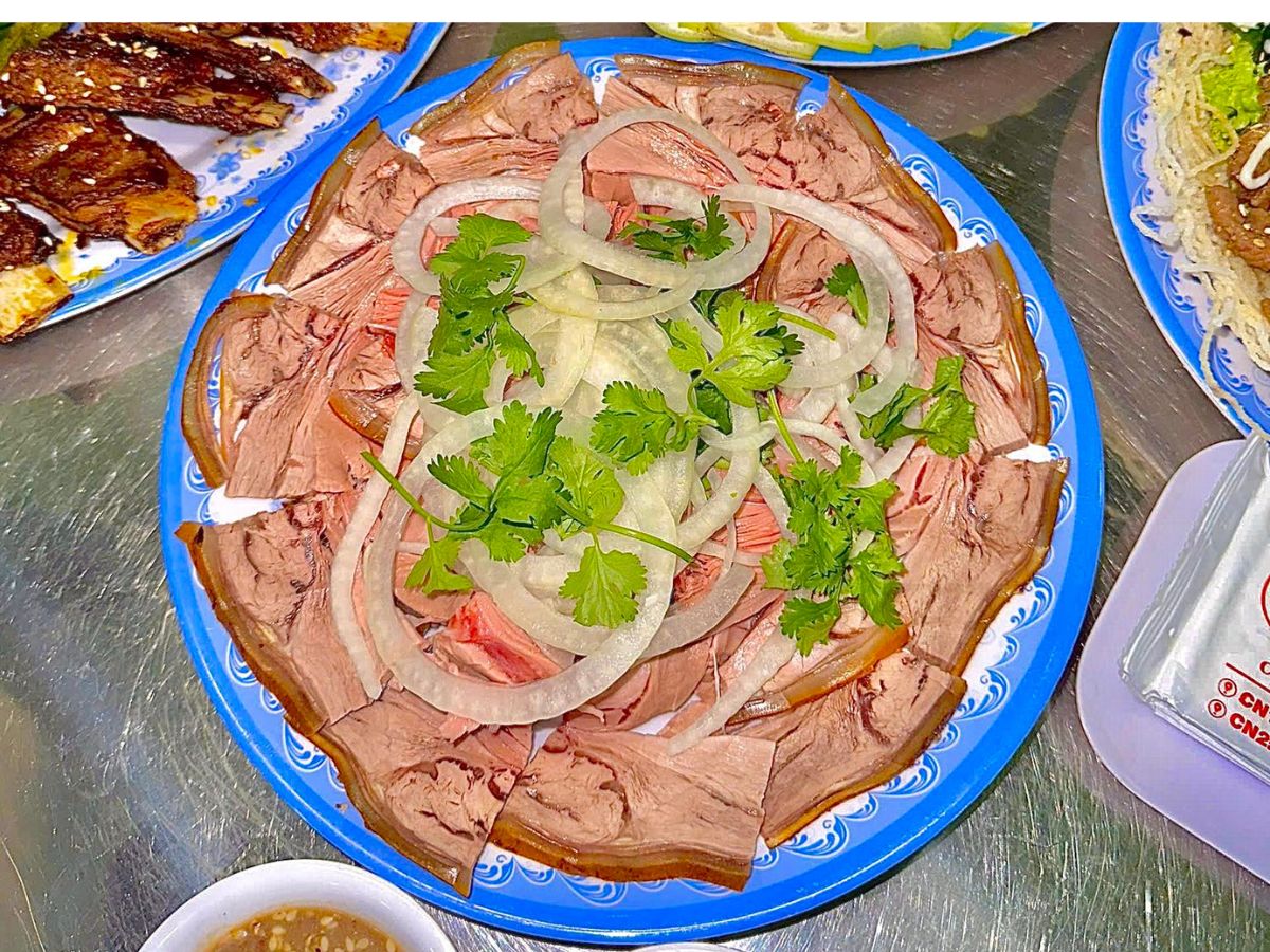 Thưởng thức bê thui Cầu Mống Đà Nẵng khi còn nóng sẽ cảm nhận được độ thơm ngon hoàn hảo của thịt Thưởng thức bê thui Cầu Mống Đà Nẵng khi còn nóng sẽ cảm nhận được độ thơm ngon hoàn hảo của thịt