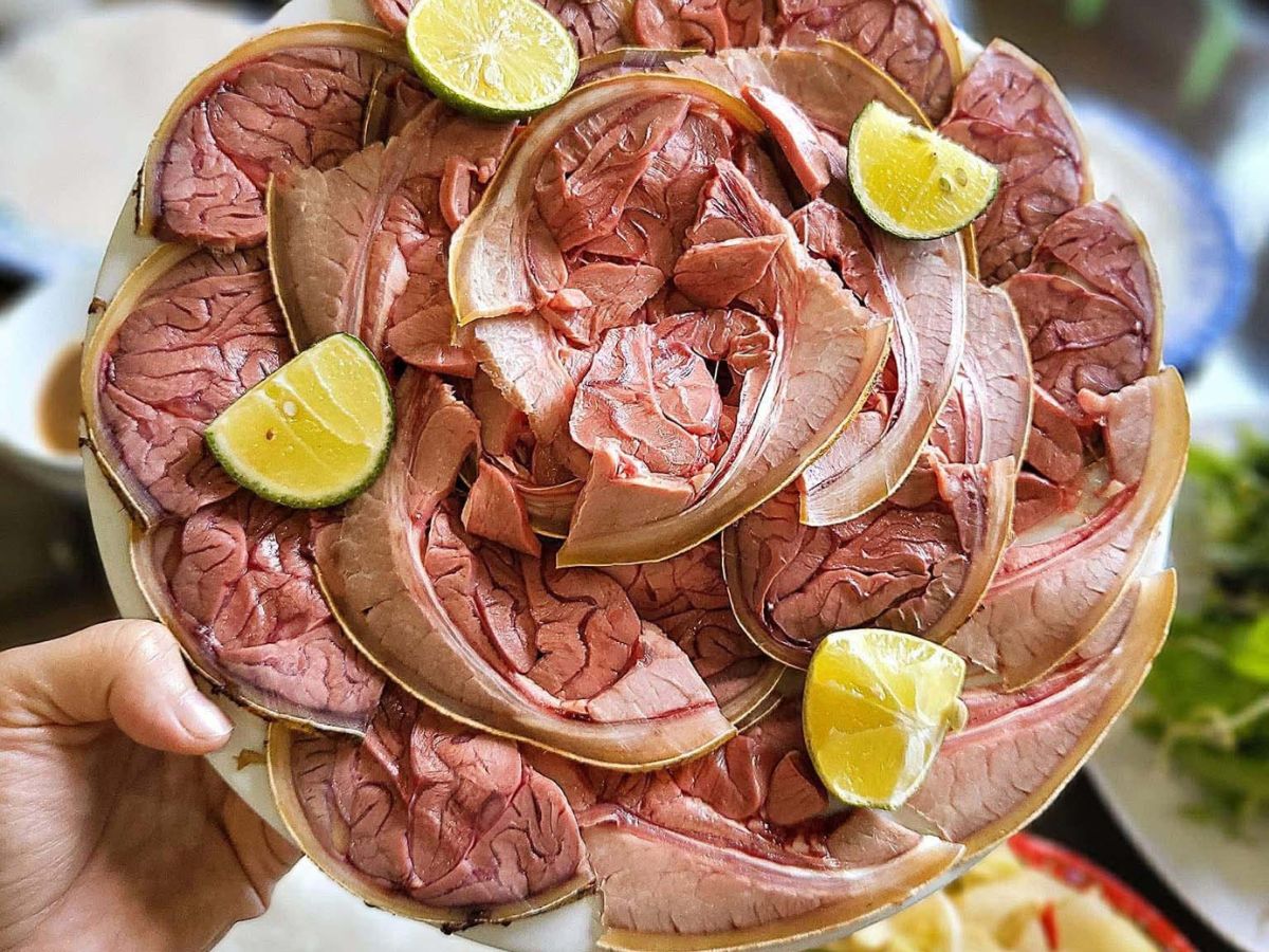 Bê thui được thái thành từng lát và trình bày đẹp mắt hấp dẫn thực khách Bê thui được thái thành từng lát và trình bày đẹp mắt hấp dẫn thực khách