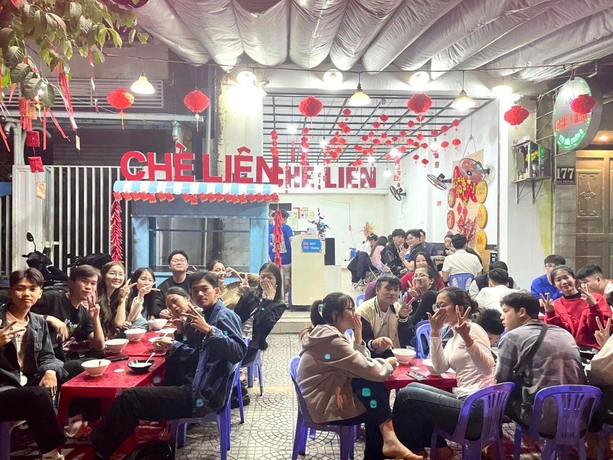 Quán Chè Liên Đà Nẵng luôn được nhiều khách yêu thích ghé đến mỗi ngày Quán Chè Liên Đà Nẵng luôn được nhiều khách yêu thích ghé đến mỗi ngày