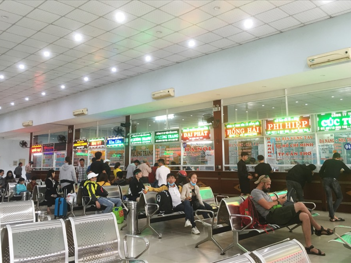 Khu vực chờ được trang bị máy lạnh phục vụ hành khách Khu vực chờ được trang bị máy lạnh phục vụ hành khách