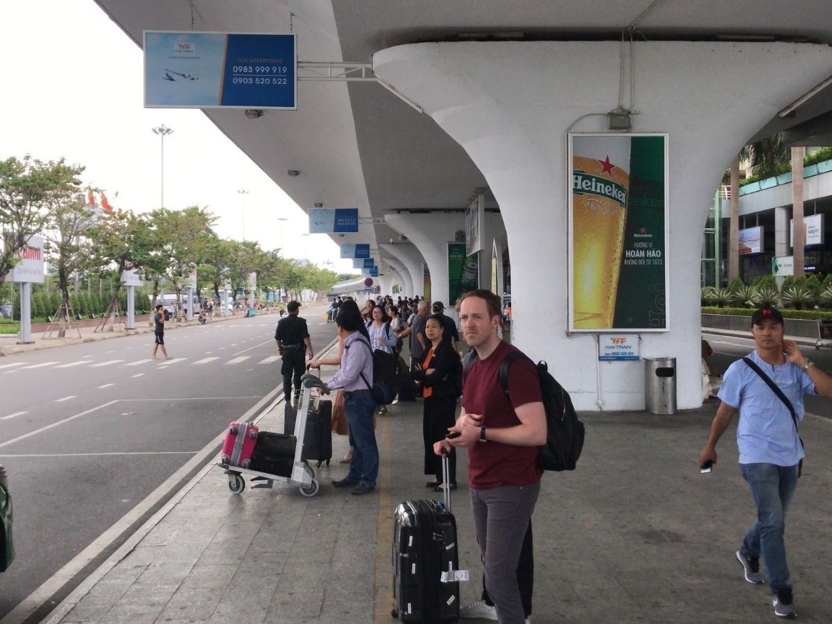 Các điểm đón taxi và xe công nghệ tại sân bay Đà Nẵng được sắp xếp khu vực riêng ngay phía ngoài sảnh ga đến quốc tế và quốc nội Các điểm đón taxi và xe công nghệ tại sân bay Đà Nẵng được sắp xếp khu vực riêng ngay phía ngoài sảnh ga đến quốc tế và quốc nội