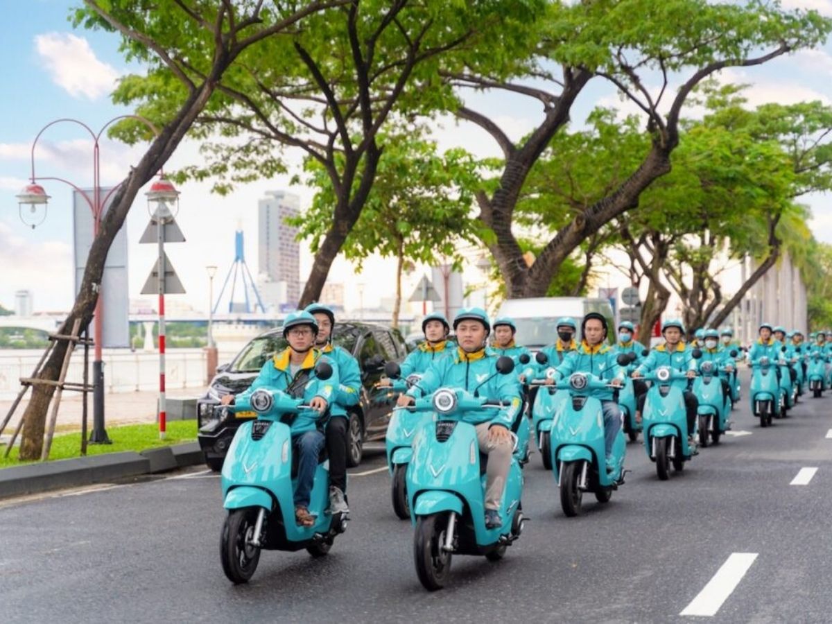 Các bác tài xe ôm truyền thống thường chờ ngay trước cửa bến xe, luôn sẵn sàng phục vụ những chuyến đi nhanh