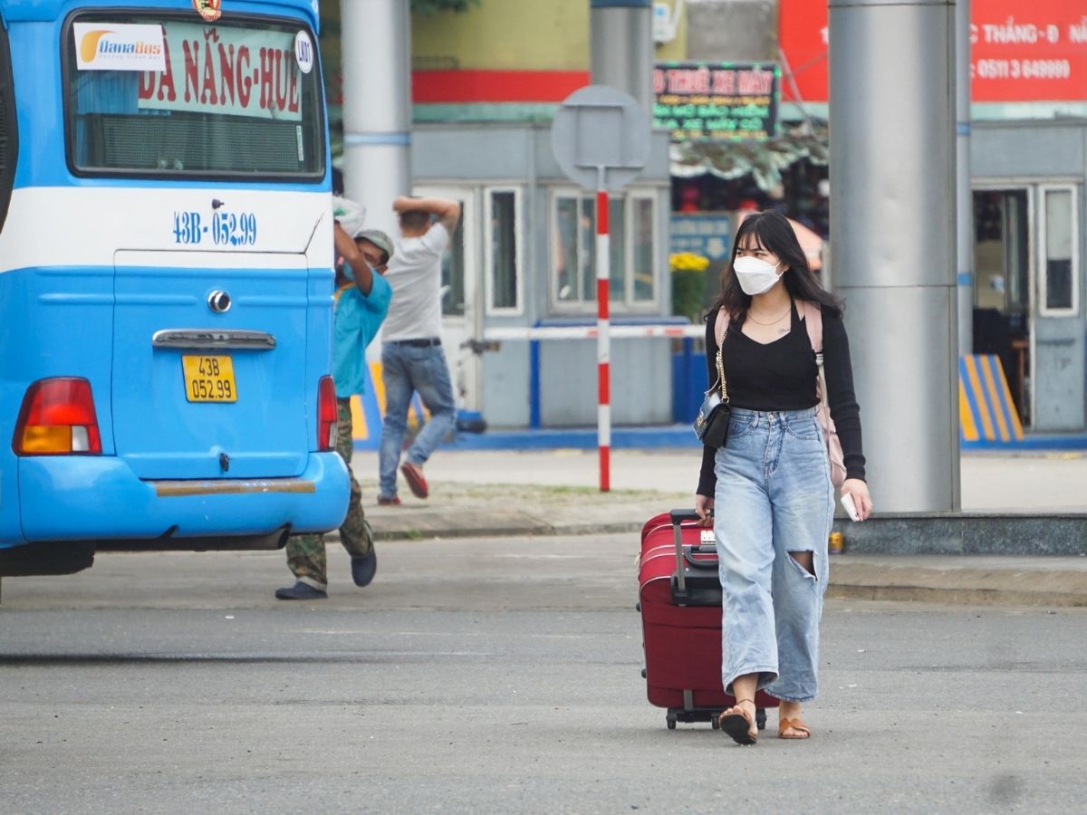 Xe buýt dừng tại những điểm gần các địa danh quan trọng, giúp du khách dễ dàng lên kế hoạch tham quan