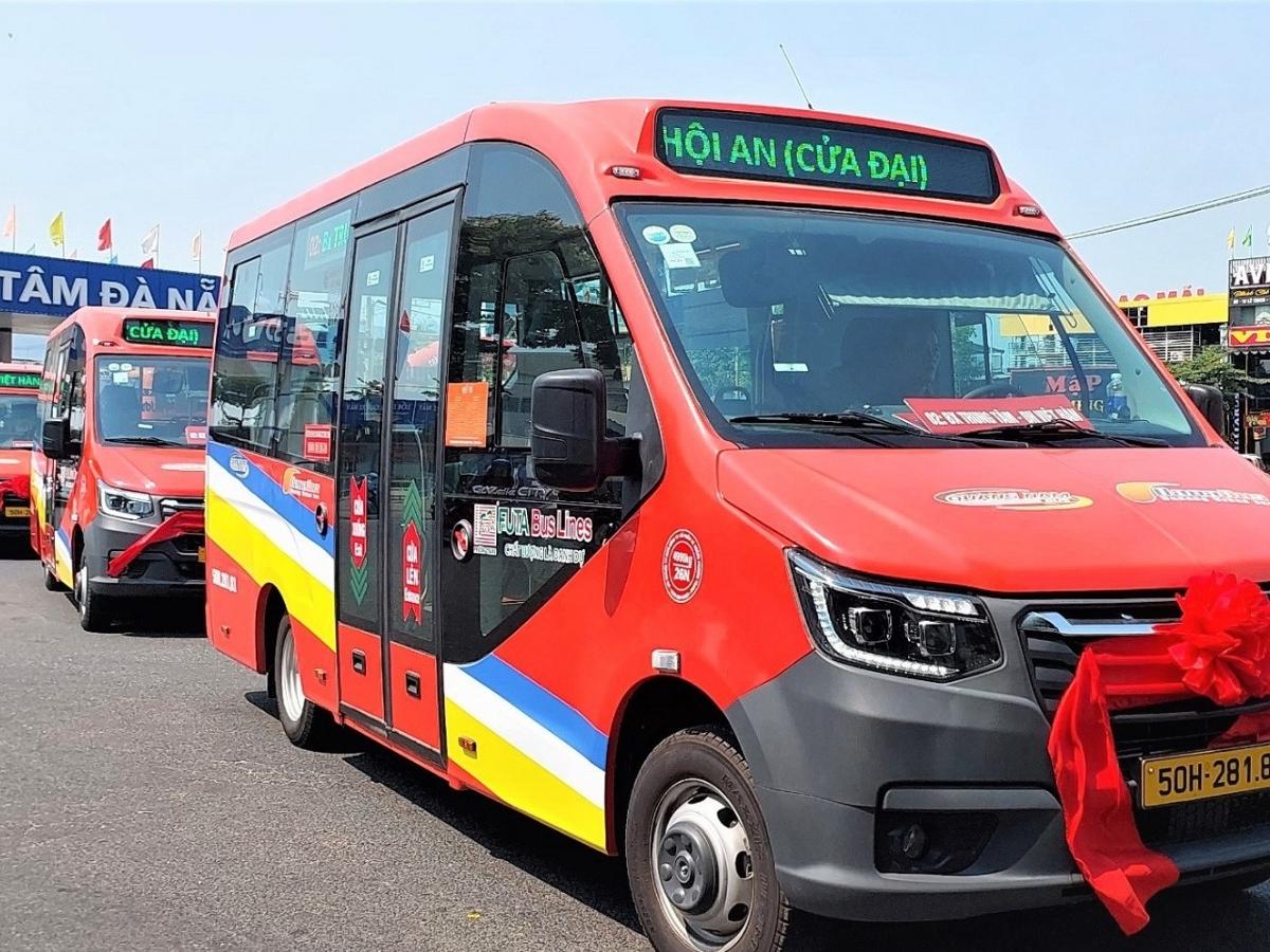 Chọn đi từ Đà Nẵng đến Hội An bằng xe buýt là dịp để bạn trò chuyện, trải nghiệm đời sống thường nhật cùng người dân địa phương Chọn đi từ Đà Nẵng đến Hội An bằng xe buýt là dịp để bạn trò chuyện, trải nghiệm đời sống thường nhật cùng người dân địa phương