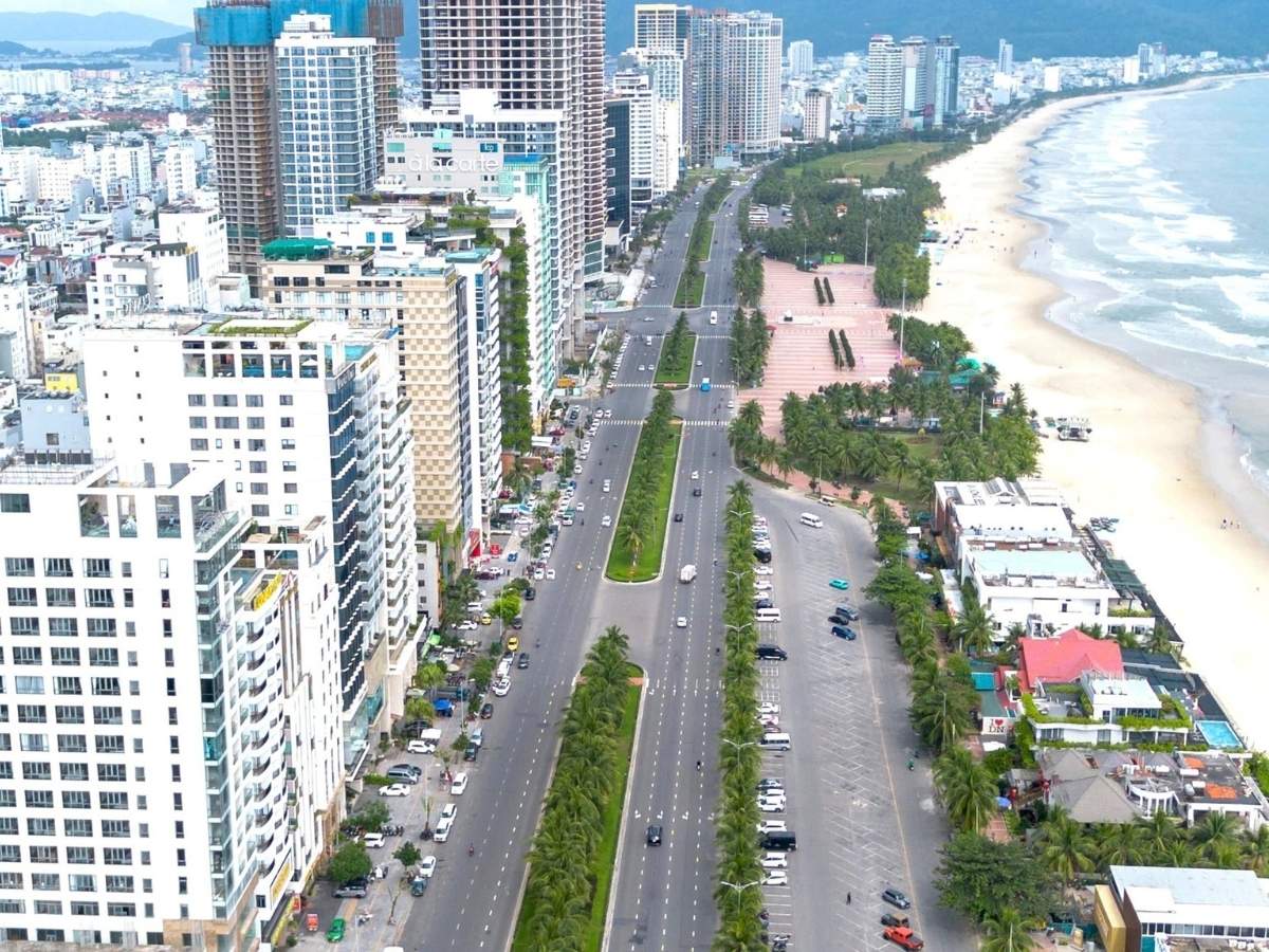 Khung cảnh ven đường mở ra không gian biển thoáng đãng, nổi bật khi đi qua khu vực bãi biển hoang sơ Khung cảnh ven đường mở ra không gian biển thoáng đãng, nổi bật khi đi qua khu vực bãi biển hoang sơ