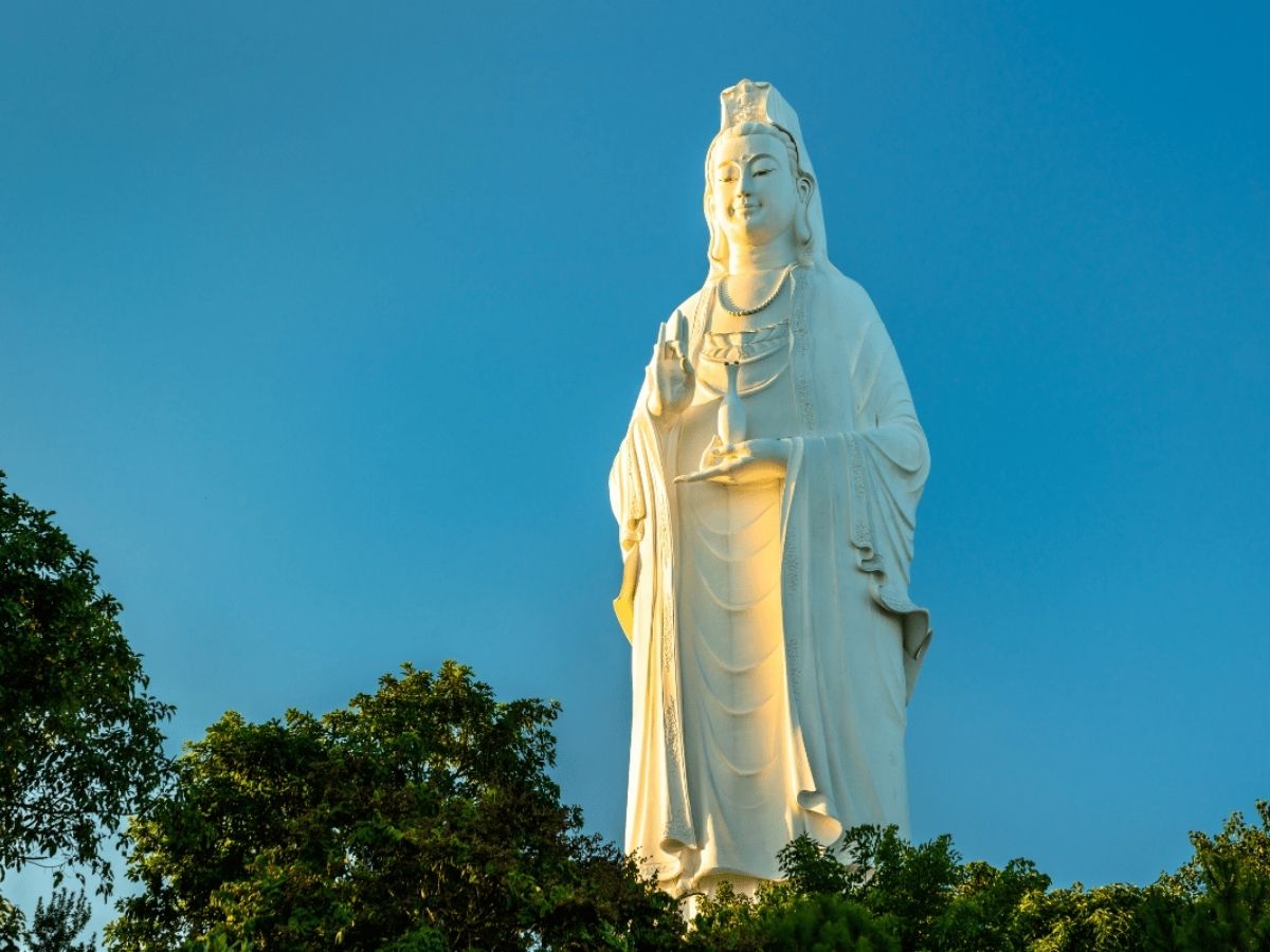 Chùa Linh Ứng nằm trên đỉnh cao của bán đảo Sơn Trà, nổi bật với tượng Phật Quan Thế Âm