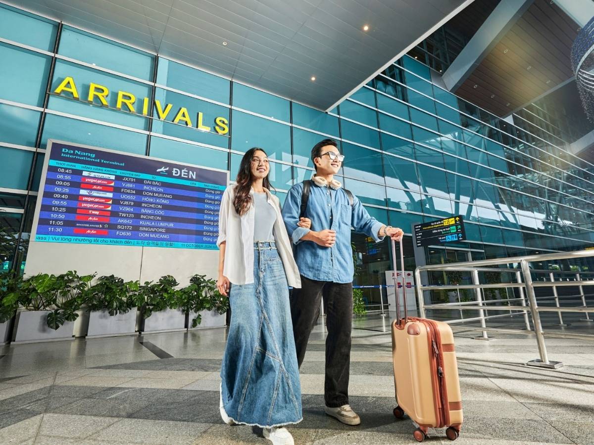 Máy bay là phương tiện phổ biến và nhanh nhất, chỉ cần 1 - 1.5 giờ bay từ Hà Nội hoặc TP.HCM