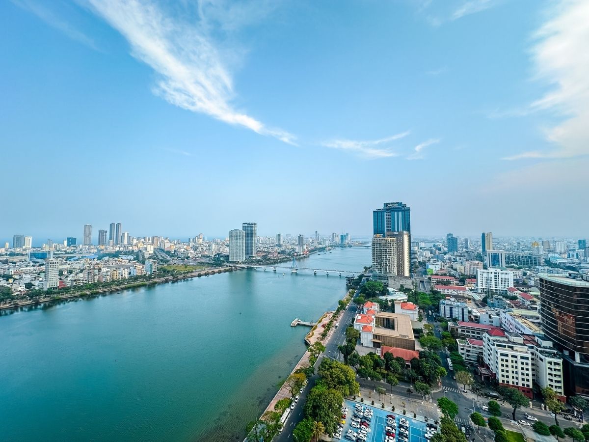 Đường biển Mỹ Khê, đường Bạch Đằng là địa điểm ưa thích cho ai muốn ở gần các điểm du lịch