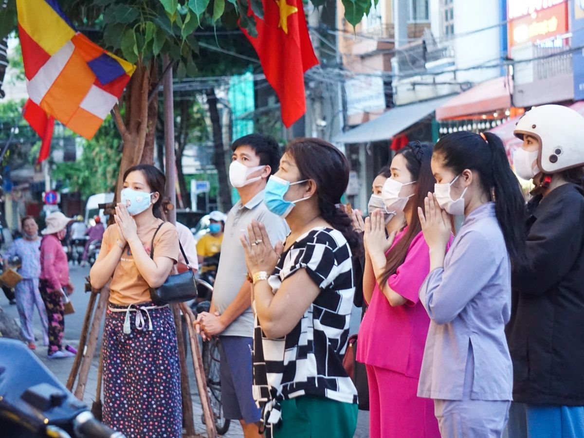 Tham quan chùa, đền hoặc Ngũ Hành Sơn nên mặc trang phục kín đáo, lịch sự