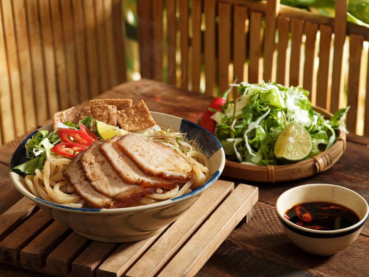 Ẩm thực đa dạng từ cao lầu, hoành thánh chiên, chè bắp cho tới bánh mì nổi danh được lòng nhiều thực khách trong nước và quốc tế