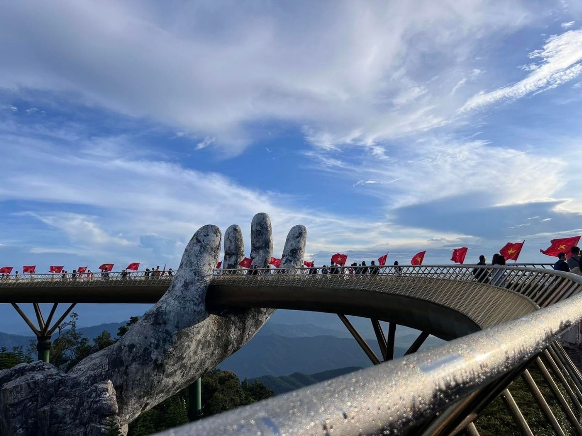 Cầu Vàng là điểm đến này nổi tiếng với hình ảnh đôi bàn tay khổng lồ đỡ cây cầu