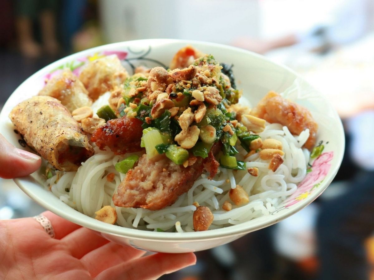 Dành thời gian thưởng thức bún thịt nướng hoặc nem lụi nướng ở các quán gia truyền Dành thời gian thưởng thức bún thịt nướng hoặc nem lụi nướng ở các quán gia truyền