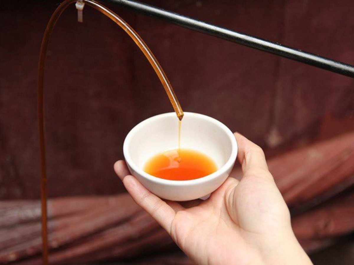 Nước mắm Nam Ô truyền thống có màu nâu cánh gián thơm ngon Nước mắm Nam Ô truyền thống có màu nâu cánh gián thơm ngon