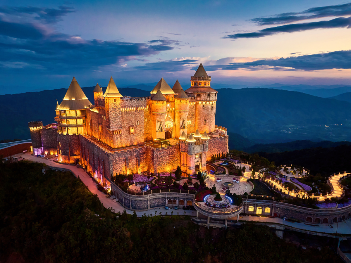 Lâu đài Mặt Trăng lung linh về đêm tại Sun World Ba Na Hills Lâu đài Mặt Trăng lung linh về đêm tại Sun World Ba Na Hills