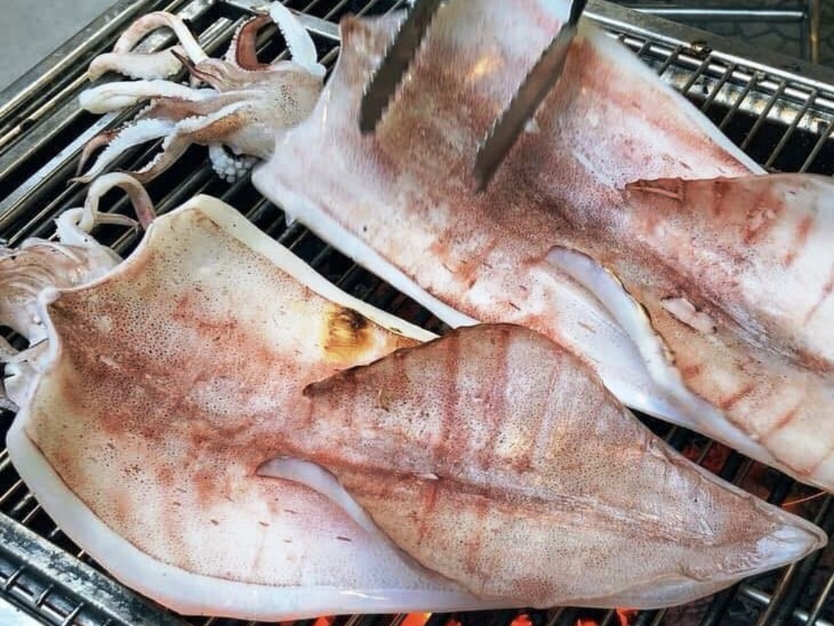Nướng sẽ giúp mực một nắng giữ trọn hương vị đặc trưng