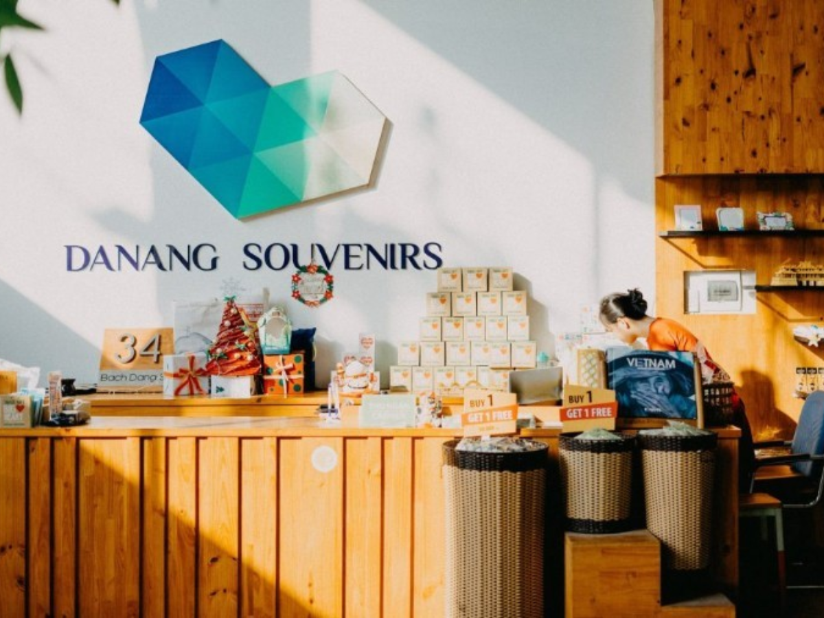 Danang Souvenirs cung cấp dịch vụ gói quà cho du khách.