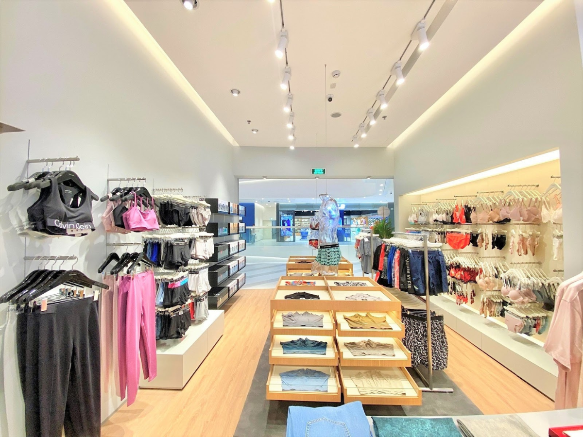 Không gian rộng rãi với đa dạng các cửa hàng quần áo tại Indochina Riverside Mall Không gian rộng rãi với đa dạng các cửa hàng quần áo tại Indochina Riverside Mall