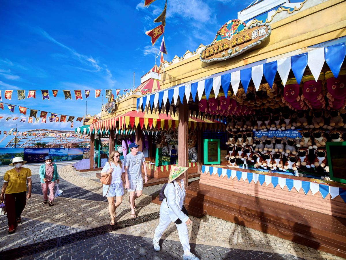 Du khách lựa chọn trang phục thoải mái khi tham quan Sun World Ba Na Hills Du khách lựa chọn trang phục thoải mái khi tham quan Sun World Ba Na Hills