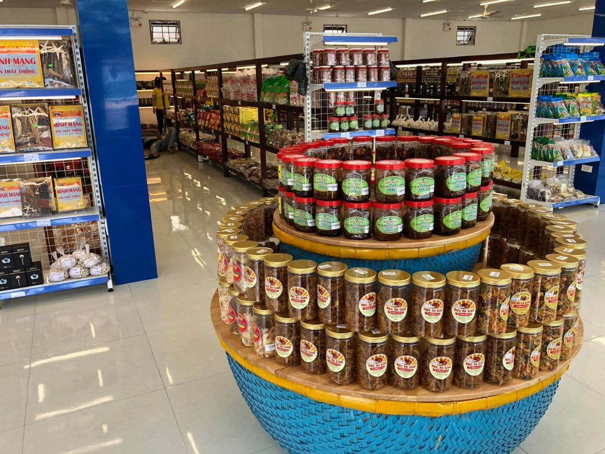 Không gian trưng bày sản phẩm tại Đặc sản Thiên Phú gọn gàng, sạch sẽ