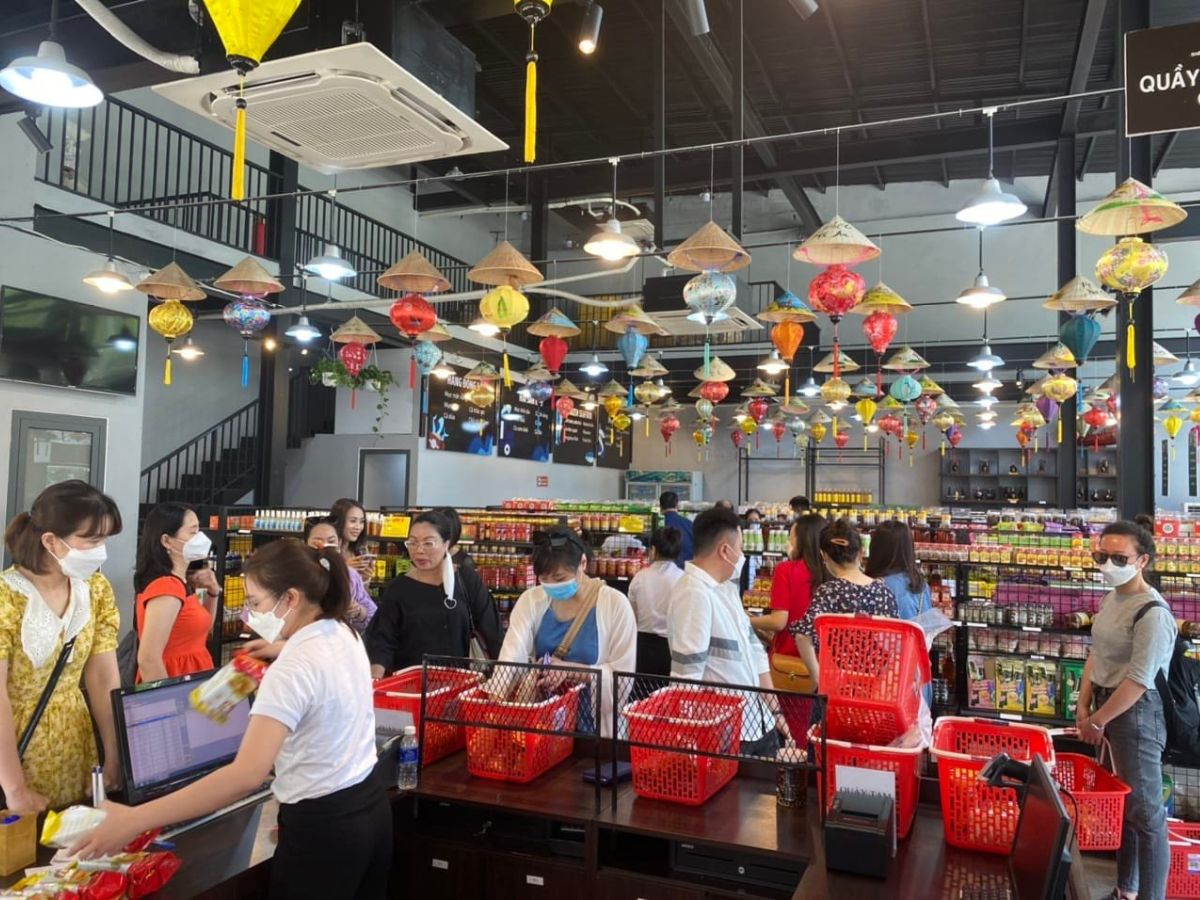 Du khách mua sắm đặc sản tại các siêu thị nên xem xét kỹ lưỡng về chất lượng