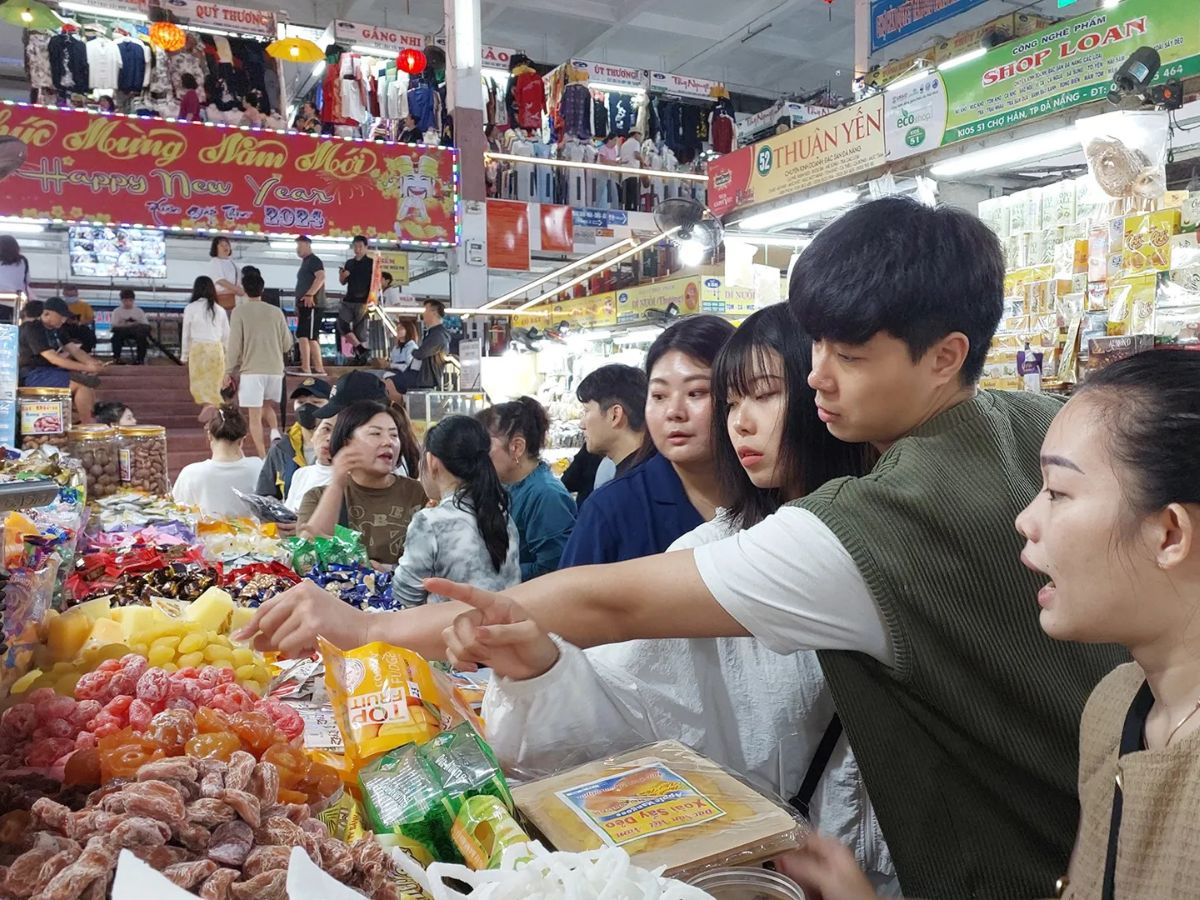 Chợ Hàn được đông đảo du khách ghé đến mỗi ngày Chợ Hàn được đông đảo du khách ghé đến mỗi ngày