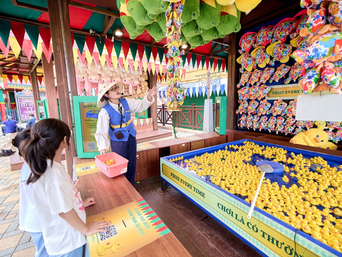 Du khách có thể ghé Sun World Ba Na Hills để vui chơi và mua sắm quà tặng. Du khách có thể ghé Sun World Ba Na Hills để vui chơi và mua sắm quà tặng.