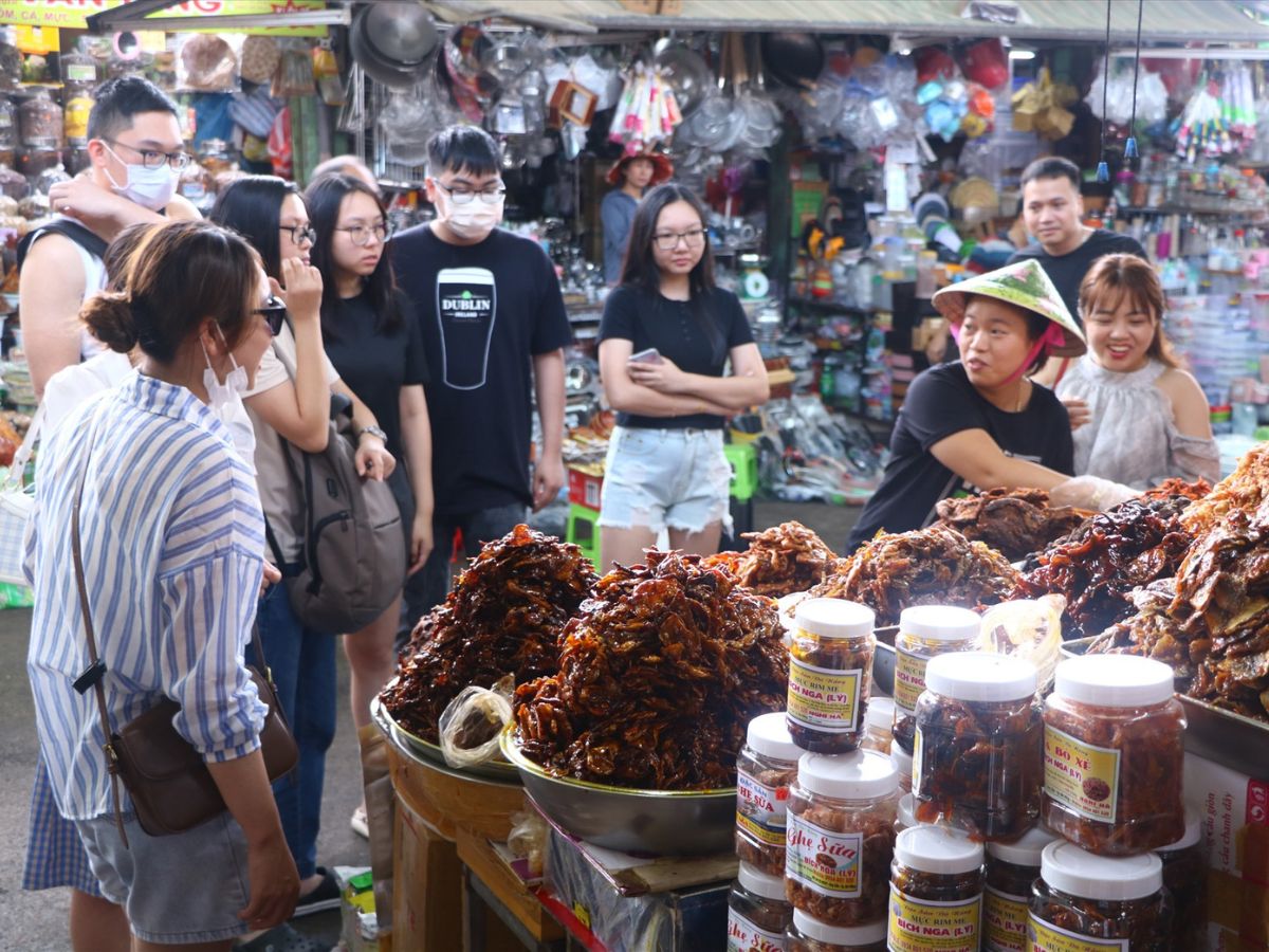 Ở Đà Nẵng có rất nhiều quà tặng đặc sản bán ở các chợ. Ở Đà Nẵng có rất nhiều quà tặng đặc sản bán ở các chợ.