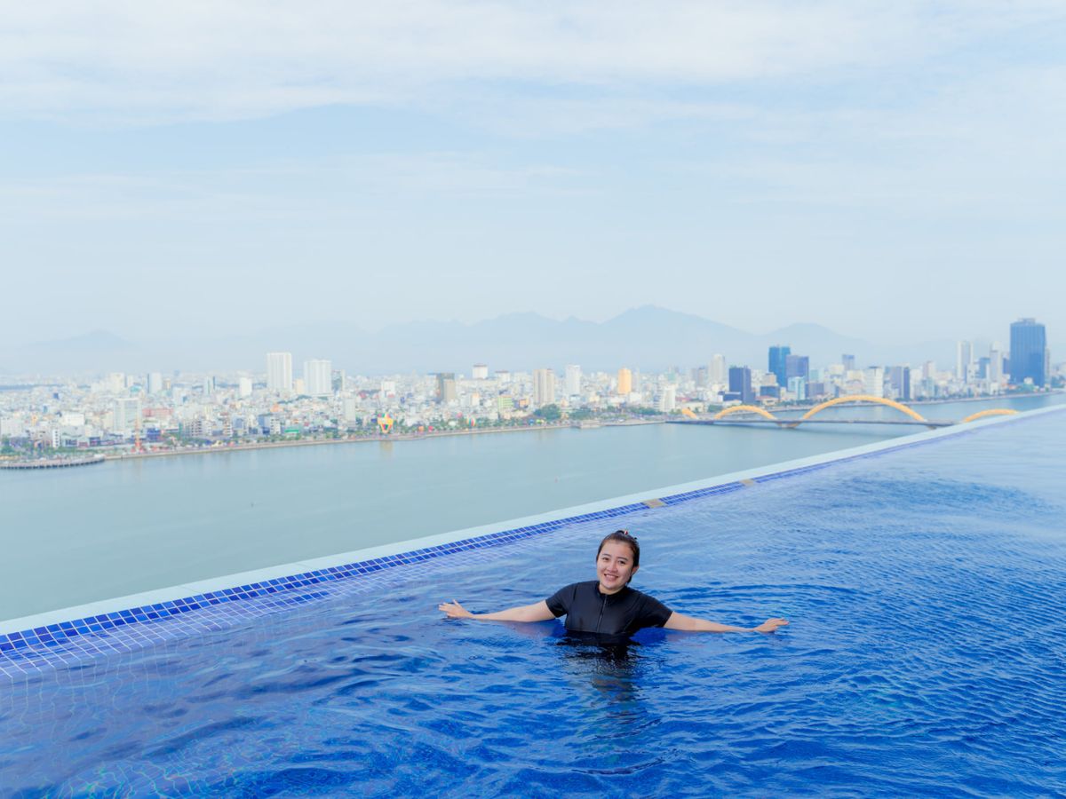 Fivitel Danang Hotel sở hữu bể bơi vô cực ngoài trời Fivitel Danang Hotel sở hữu bể bơi vô cực ngoài trời