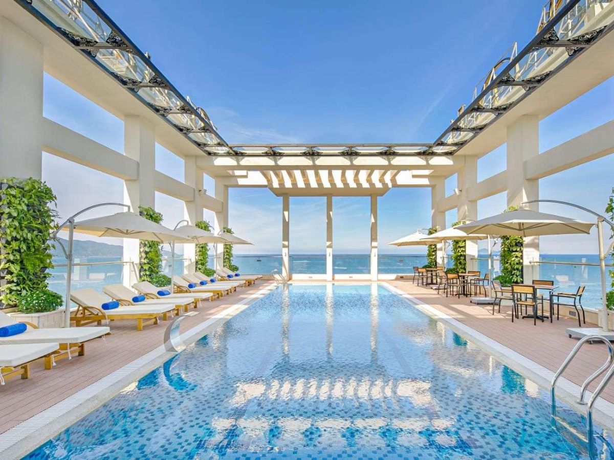 Chọn khách sạn gần biển Mỹ Khê có hồ bơi ngoài trời