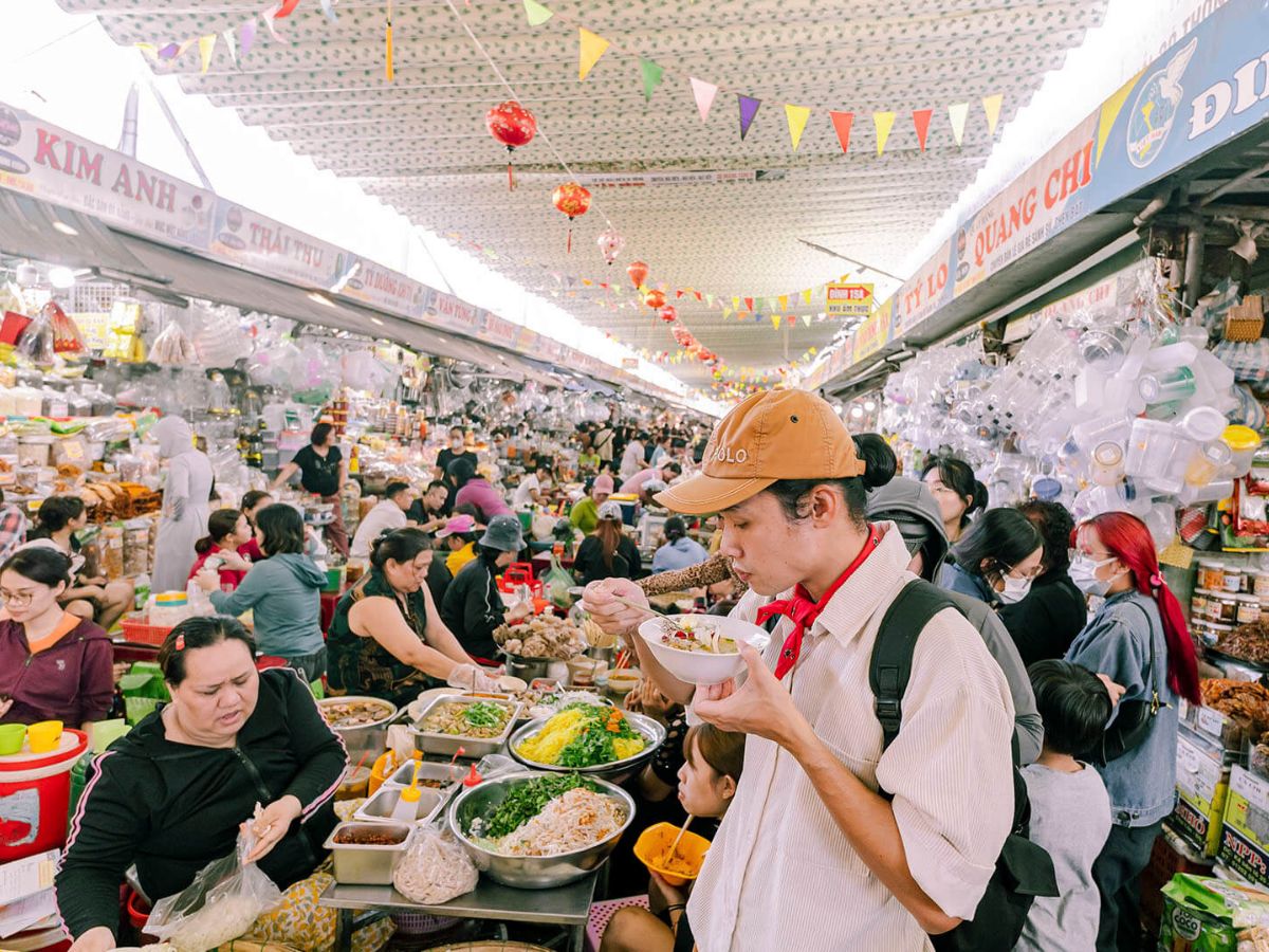 Thưởng thức nhiều món ngon trong hành trình du lịch Đà Nẵng.